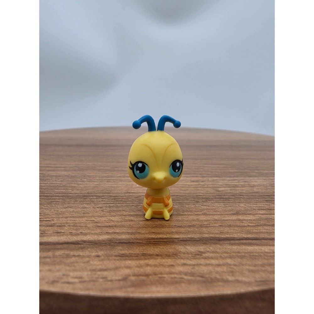 LPS Littlest Pet Shop Generation 4 Tiny Little Bee Collectable 3021 Figure